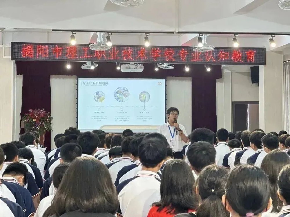 走近专业 认识专业 热爱专业 ——beat365中文版官网组织开展2023级专业认知教育活动