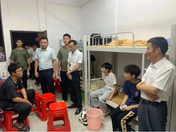 走访暖人心 叮嘱寄期许 ——学校领导走访学生宿舍慰问新生
