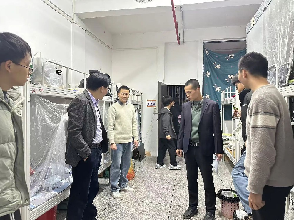 情系学生，温暖校园∣beat365中文版官网领导等到学生公寓探访返校学生