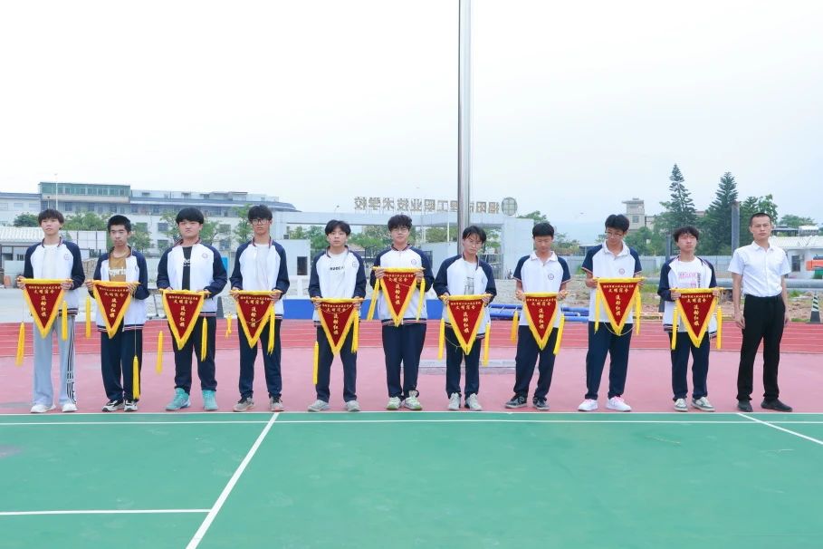 弘扬榜样力量，共建文明校园——beat365官方网站升旗仪式暨文明宿舍、优秀班级表彰活动